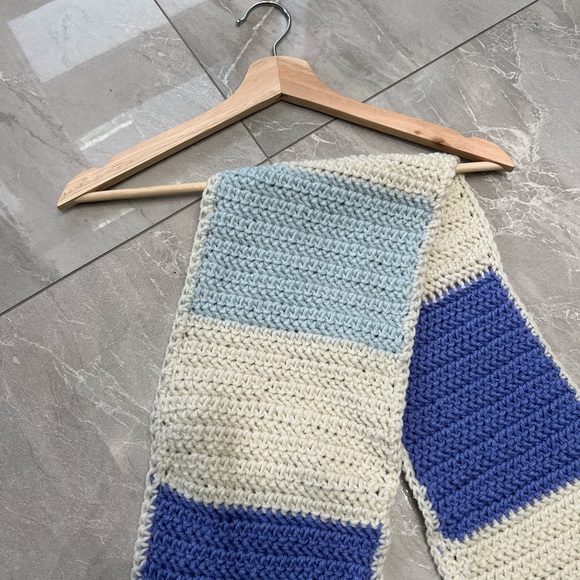 Colour block crochet scarf - Picture 1 of 2